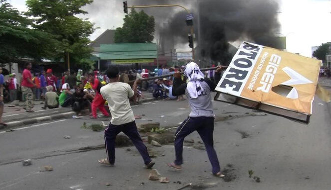 Foto-Foto Ini Menunjukkan Sebaiknya Orang Indonesia Belajar Lagi Cara Demonstrasi