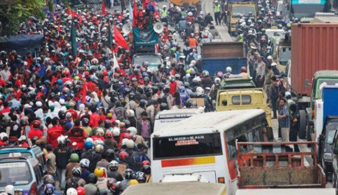 Foto-Foto Ini Menunjukkan Sebaiknya Orang Indonesia Belajar Lagi Cara Demonstrasi