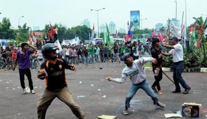 Foto-Foto Ini Menunjukkan Sebaiknya Orang Indonesia Belajar Lagi Cara Demonstrasi