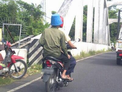 Bingung masalah peraturan lalu lintas harus pakai helm