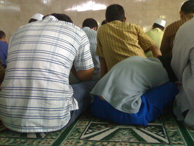 Hal Memalukan yang Mungkin Terjadi Kalo agan Tidur di Masjid, Kelas atau Saat Rapat