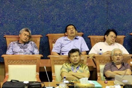 Hal Memalukan yang Mungkin Terjadi Kalo agan Tidur di Masjid, Kelas atau Saat Rapat