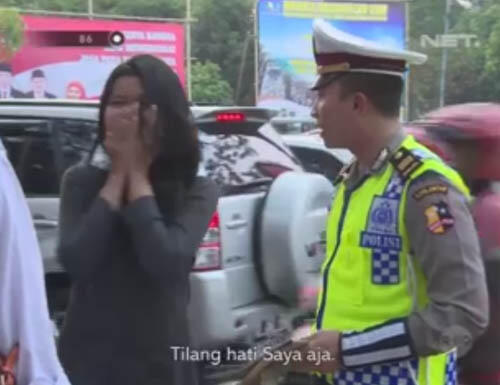 Kocak!! Saat Ditilang Polisi, Cewek: Tilang Hati Saya Saja Pak 