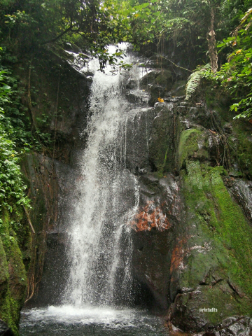 Pesona Alam Tersembunyi di Curug Kembar Batulayang