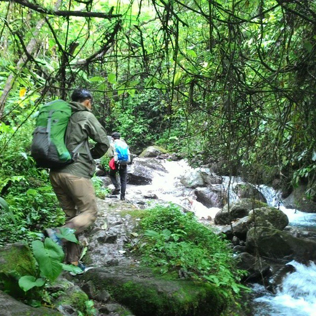 Pesona Alam Tersembunyi di Curug Kembar Batulayang