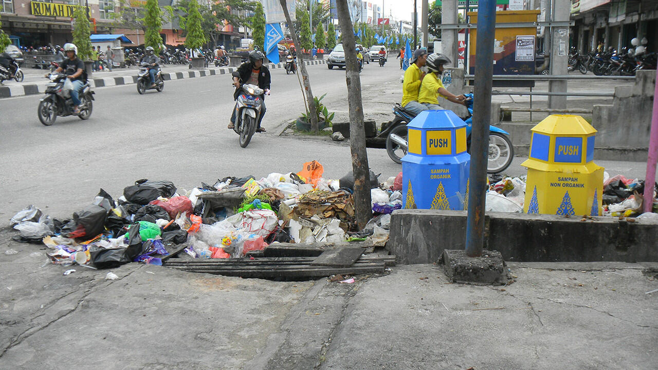 Karya Seni Tempat Sampah!! kaya Gini Donk!!