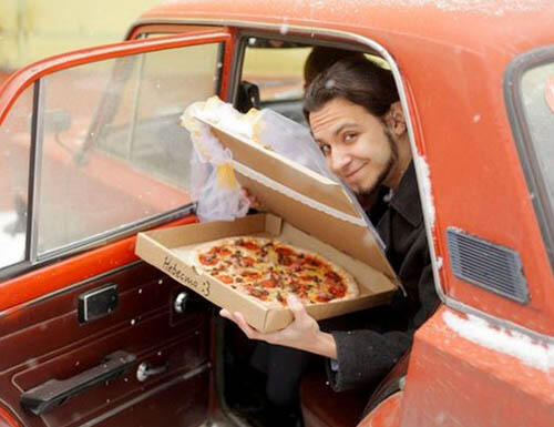 Seorang Pria di Rusia Nekat Menikahi Pizza Pujaan Harinya