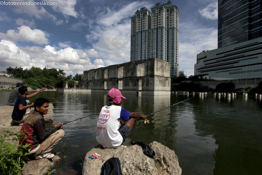 Asik memancing di 'danau' bekas gedung tak terurus 