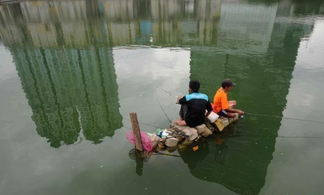 Asik memancing di 'danau' bekas gedung tak terurus 