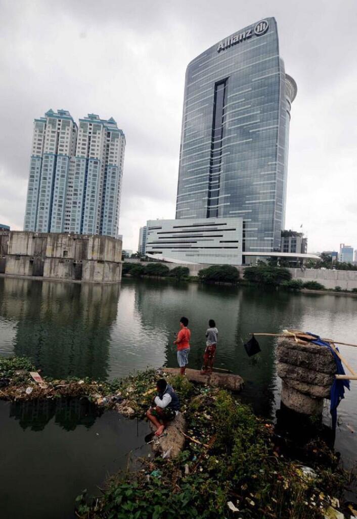 Asik memancing di 'danau' bekas gedung tak terurus 