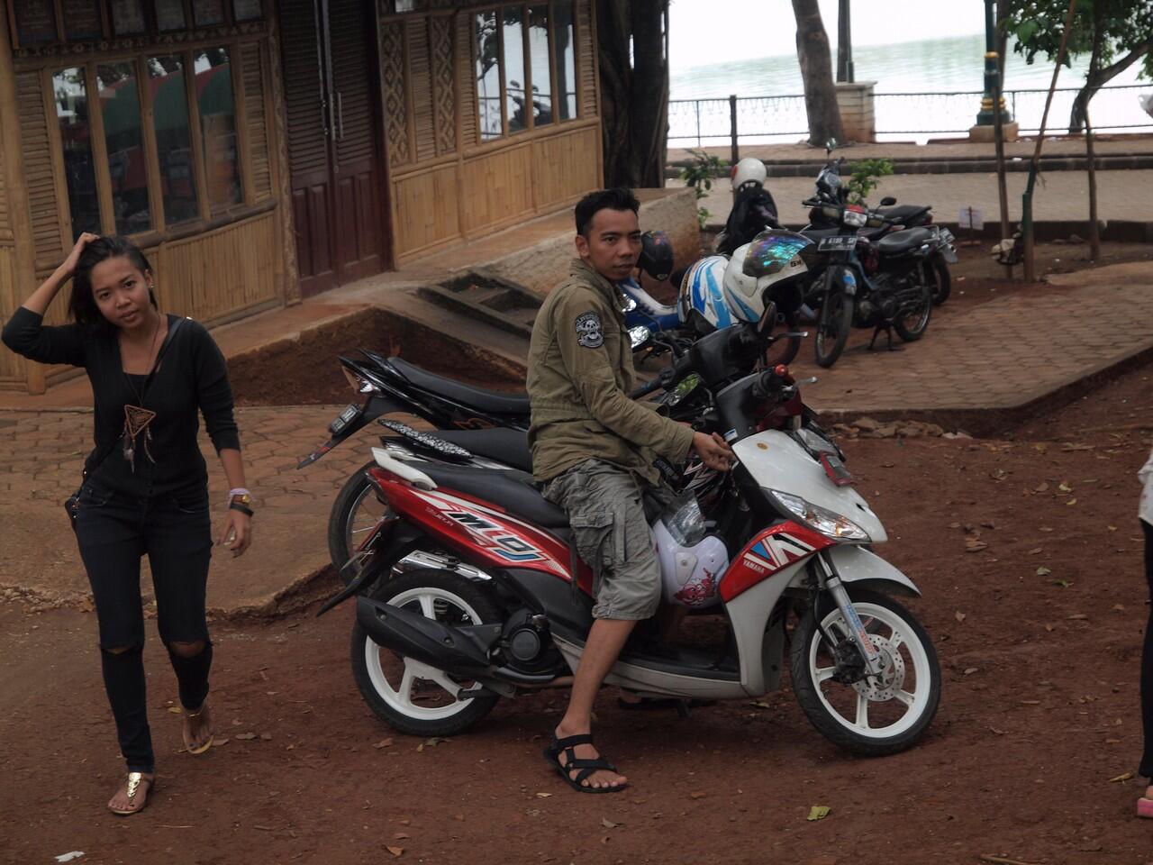&#91;FR&#93; Maen santai ke setu babakan