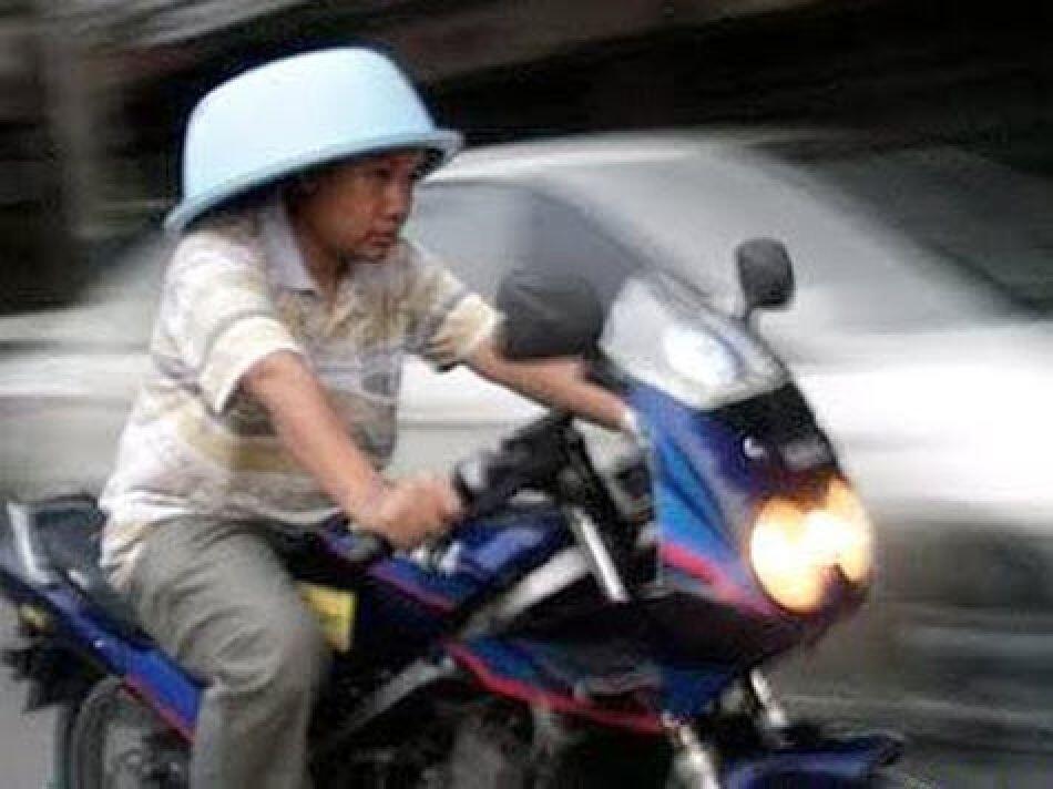 Hanya ada di Indonesia pengendara motor seperti ini