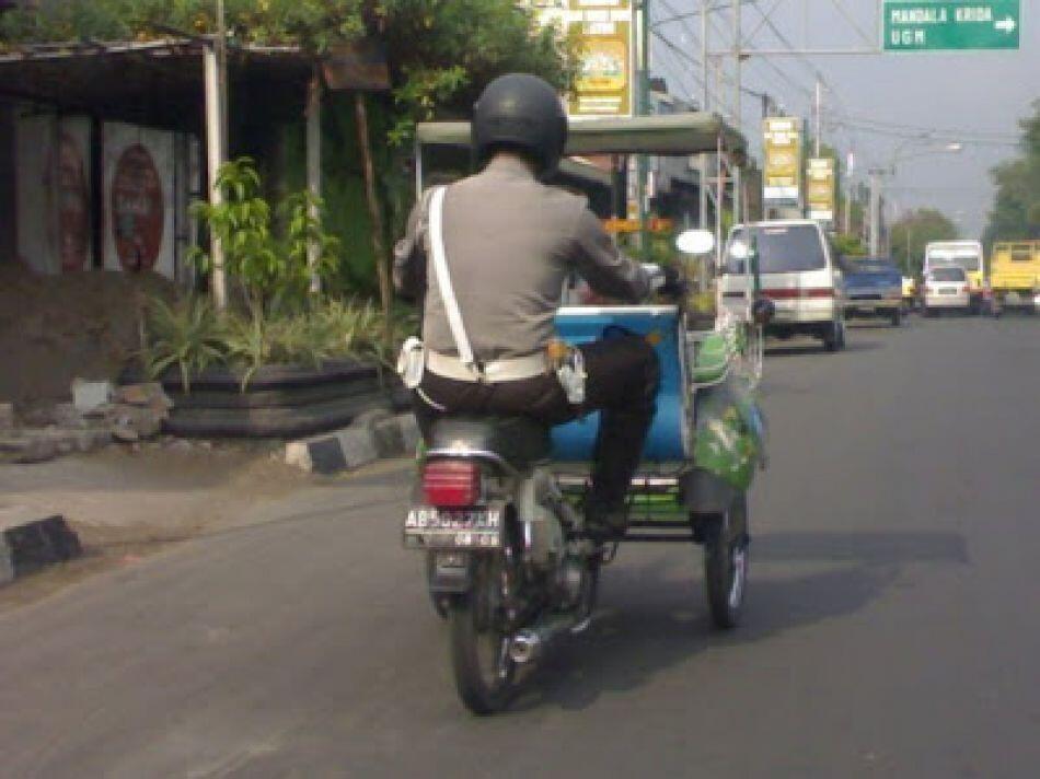 Hanya ada di Indonesia pengendara motor seperti ini