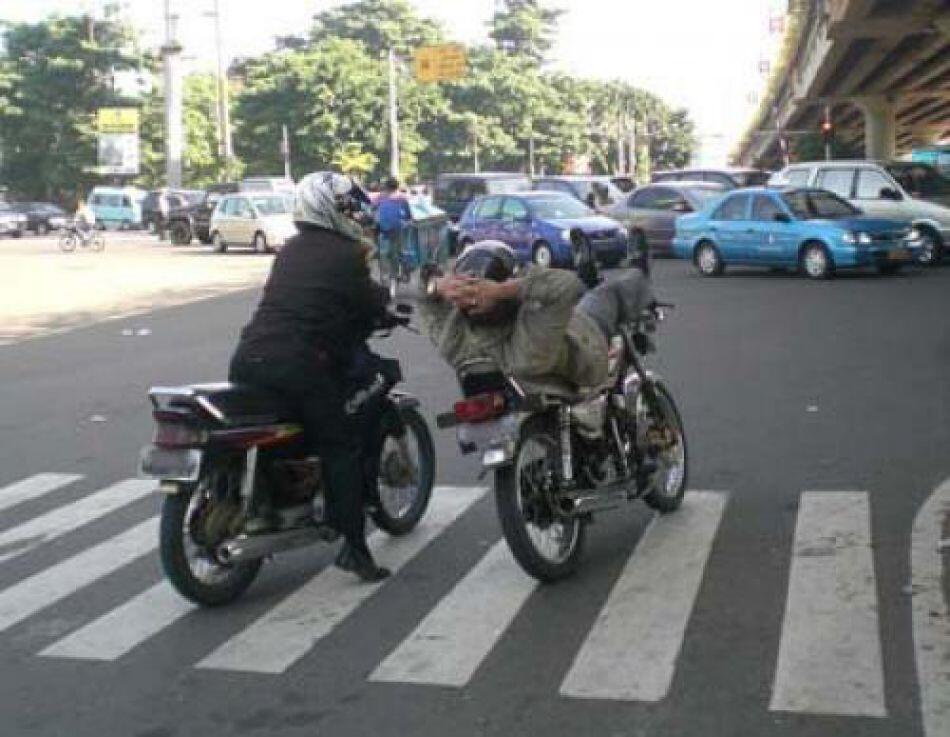 Hanya ada di Indonesia pengendara motor seperti ini