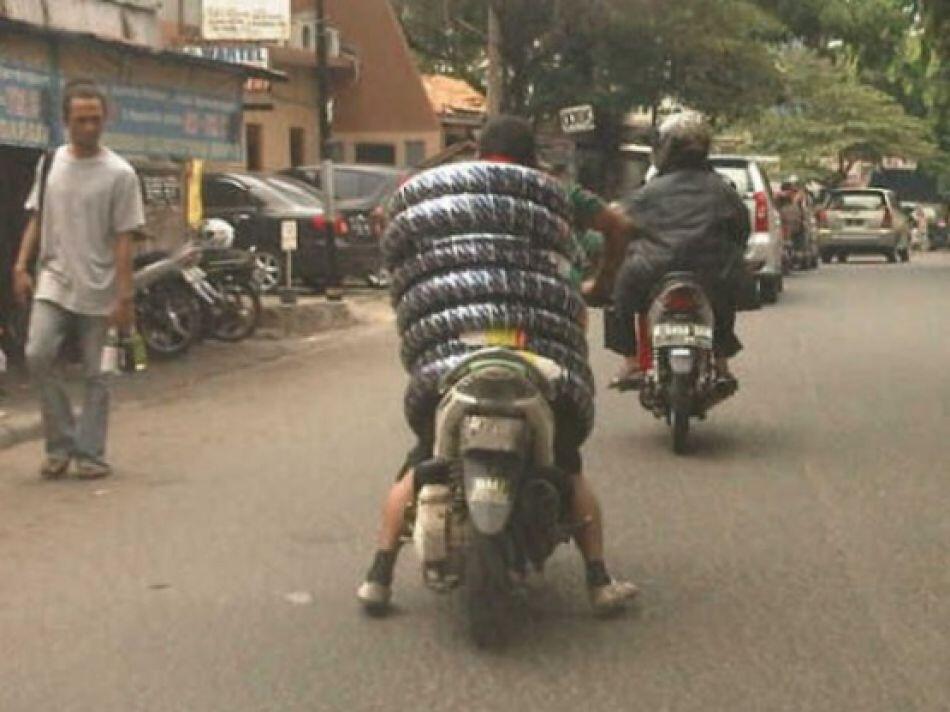 Hanya ada di Indonesia pengendara motor seperti ini