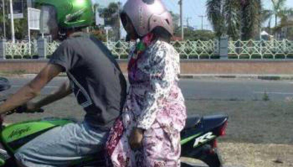 Hanya ada di Indonesia pengendara motor seperti ini