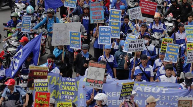 Jutaan Buruh Kembali Gelar Aksi Mogok Nasional Hari Ini(motornya masih baru)