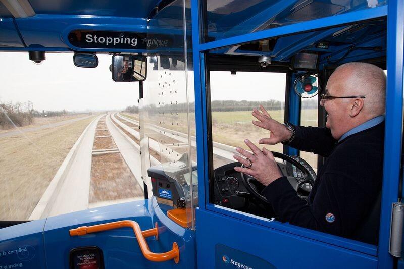 Bus-bus ini berjalan diatas Rel Gan!