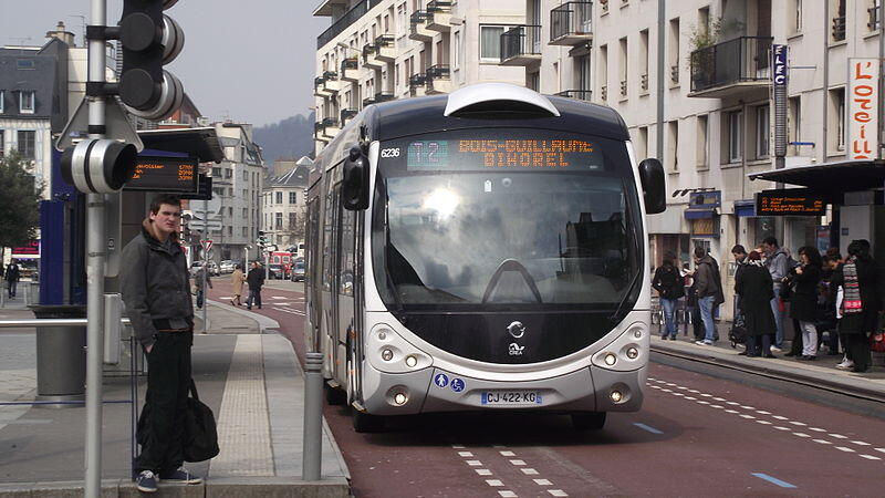 Bus-bus ini berjalan diatas Rel Gan!