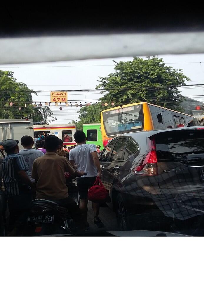 Kecelakaan busway vs kereta.. @ jalan panjang kedoya