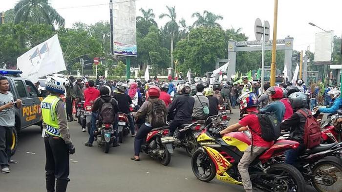  Minta Naik Gaji, Buruh yang Demo Datang Pakai Motor Balap