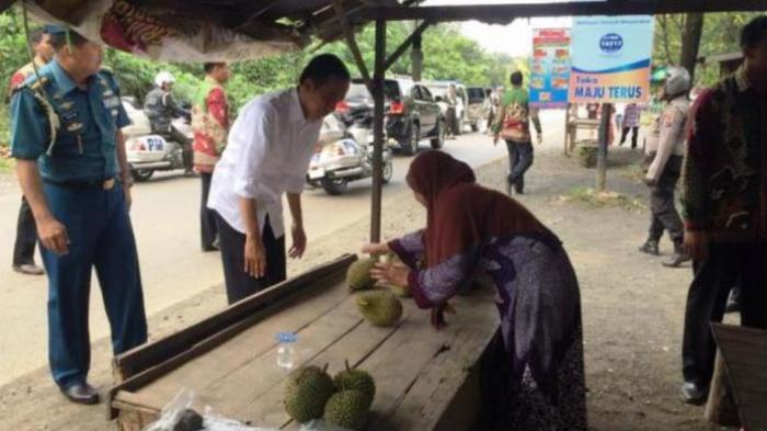 (PRESIDEN MERAKYAT..!!) Beli durian Rp. 200.000, Jokowi bayarnya Rp. 300.000