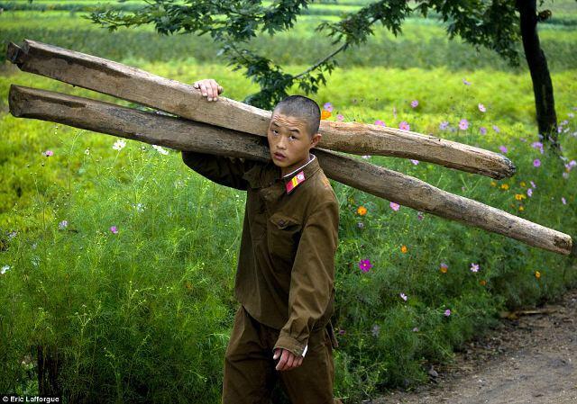 Potret Terlarang Rekam Keseharian Warga Korea Utara