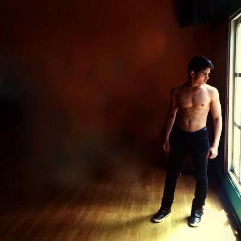 Aliando syarief pamer body six pack