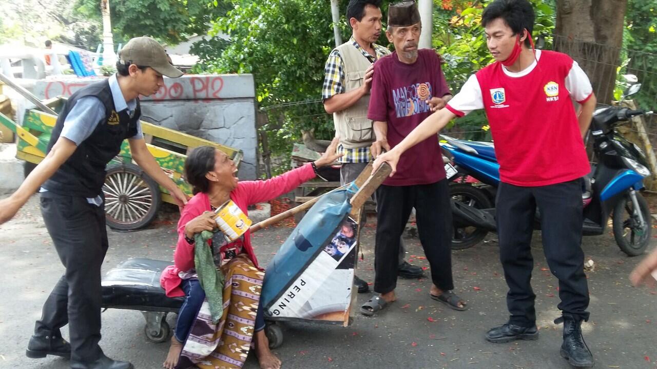Ajaib, Pengemis Lumpuh Bisa Berjalan Lagi