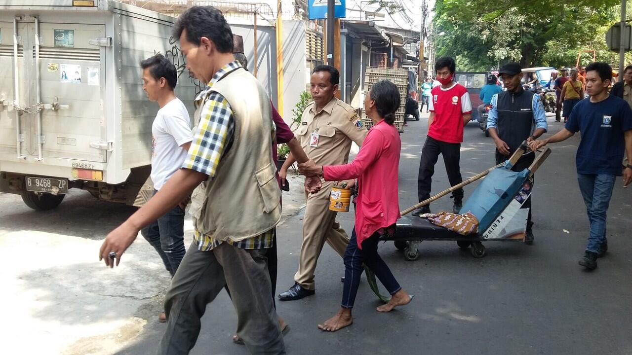 Ajaib, Pengemis Lumpuh Bisa Berjalan Lagi