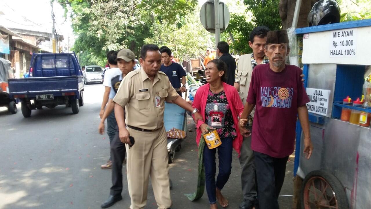 Ajaib, Pengemis Lumpuh Bisa Berjalan Lagi