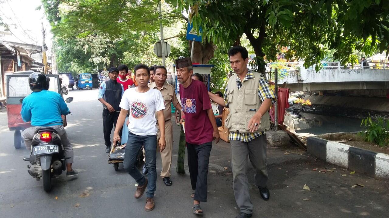 Ajaib, Pengemis Lumpuh Bisa Berjalan Lagi