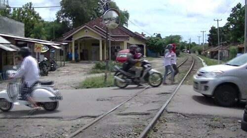 Begini nih, Kelakuan Pengendara Motor di Perlintasan Kereta