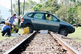 Begini nih, Kelakuan Pengendara Motor di Perlintasan Kereta