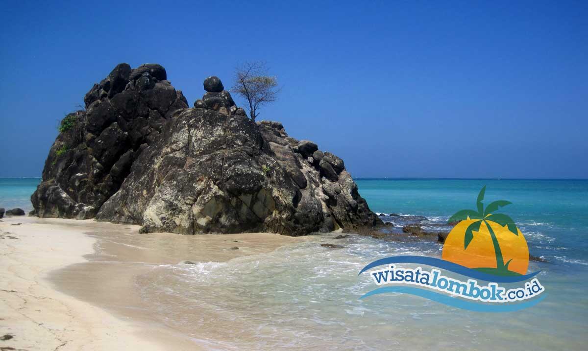 5 Pantai Lombok Yang Mempesona dan Menaruk Untuk Anda Kunjungi