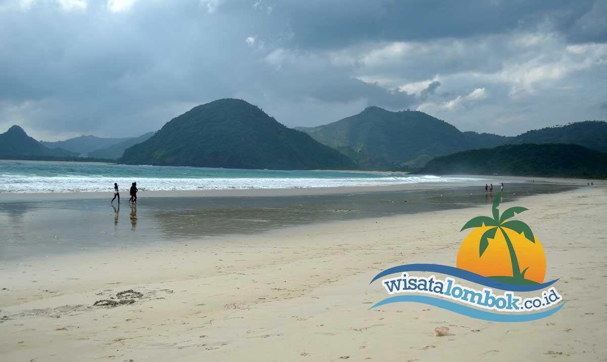 5 Pantai Lombok Yang Mempesona dan Menaruk Untuk Anda Kunjungi