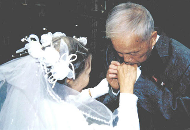 Pasangan Berusia 98 Tahun Ini Mengulangi Hari Pernikahan Mereka 70 Tahun Yang Lalu