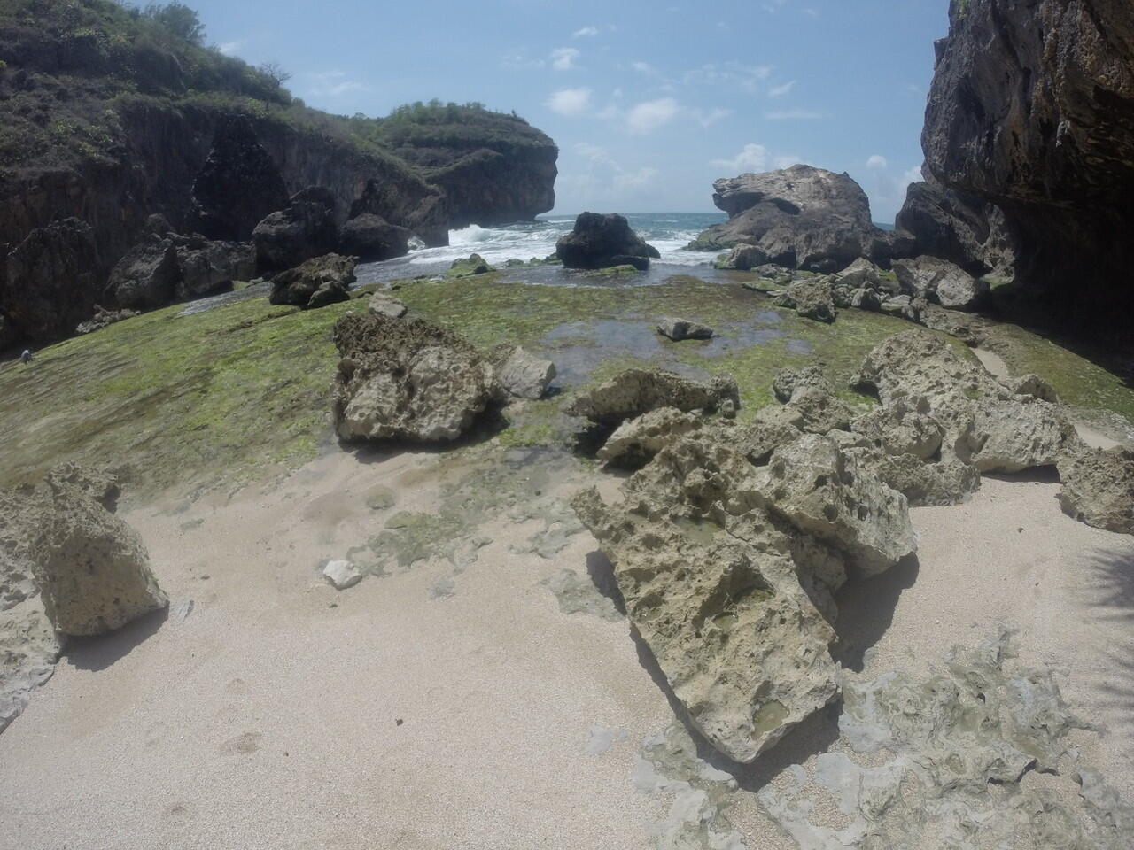 Sensasi Berpantai Ria di Alas Wohkudu