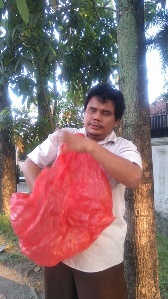 Ini guru les piano ku dulu. Dia buta, tapi punya bakat musik yg luar biasa