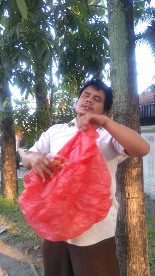 Ini guru les piano ku dulu. Dia buta, tapi punya bakat musik yg luar biasa