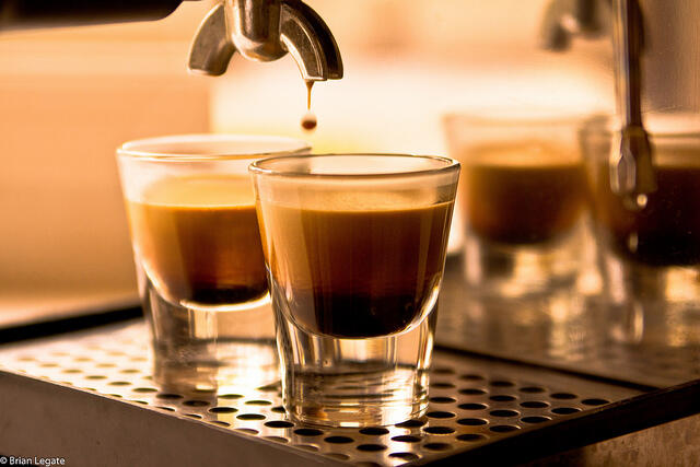 10 CARA MINUM ESPRESSO ALA ORANG ITALIA