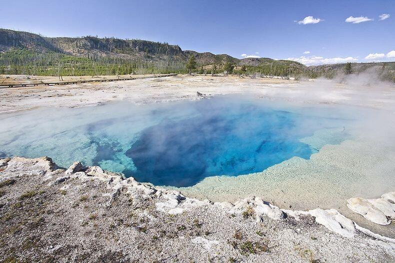 Sumber-sumber Air Panas Mengagumkan di Taman Nasional Yellowstone, Amerika Serikat