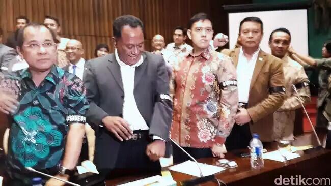 Pakai Pita Hitam #SAVEDPR, Puluhan Anggota DPR Tuntut Novanto Mundur