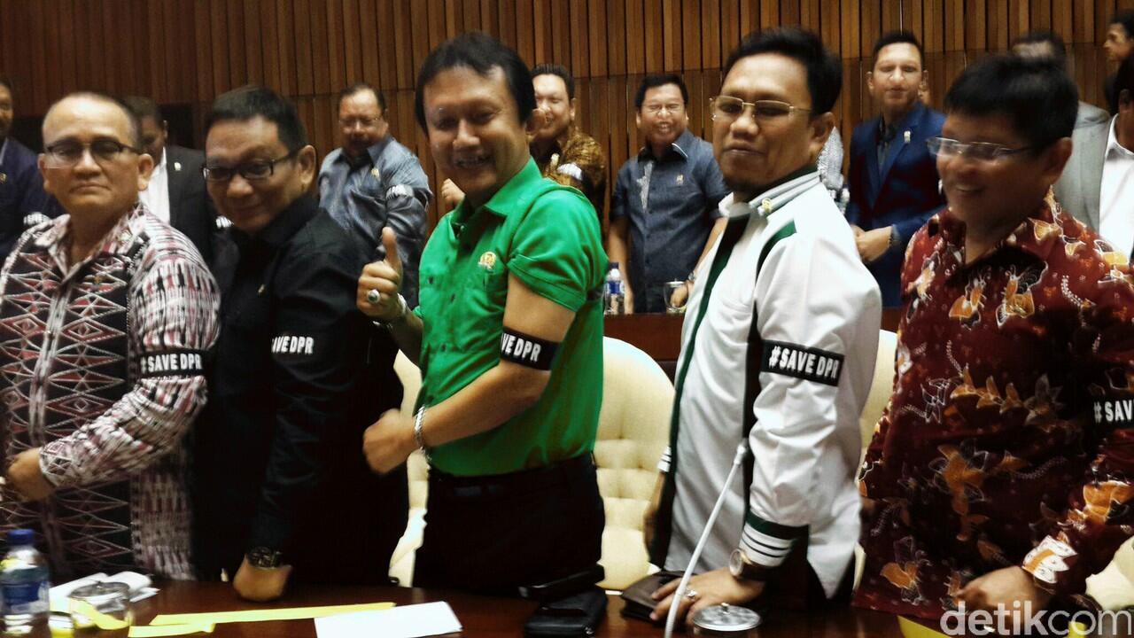 Pakai Pita Hitam #SAVEDPR, Puluhan Anggota DPR Tuntut Novanto Mundur