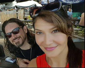 Hot Foto : Tamara Bleszynski Mesra Dengan Bule Gondrong, GANTENG...