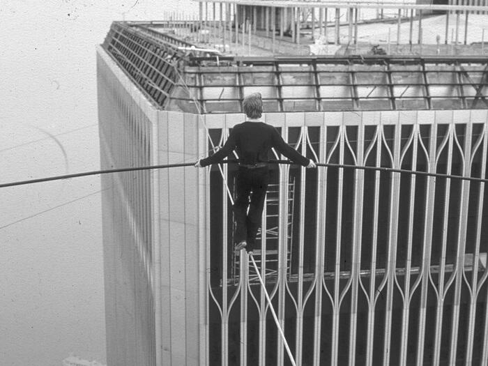 Mengenang Aksi Gila PHILIPPE PETIT &quot; Si Manusia Kabel&quot; yang Menggemparkan Dunia