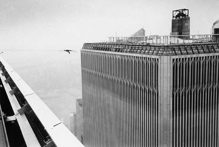 Mengenang Aksi Gila PHILIPPE PETIT &quot; Si Manusia Kabel&quot; yang Menggemparkan Dunia