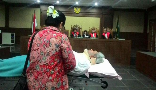 Terbaring di Ranjang, Sidang Eks Petinggi Hanura Ditunda