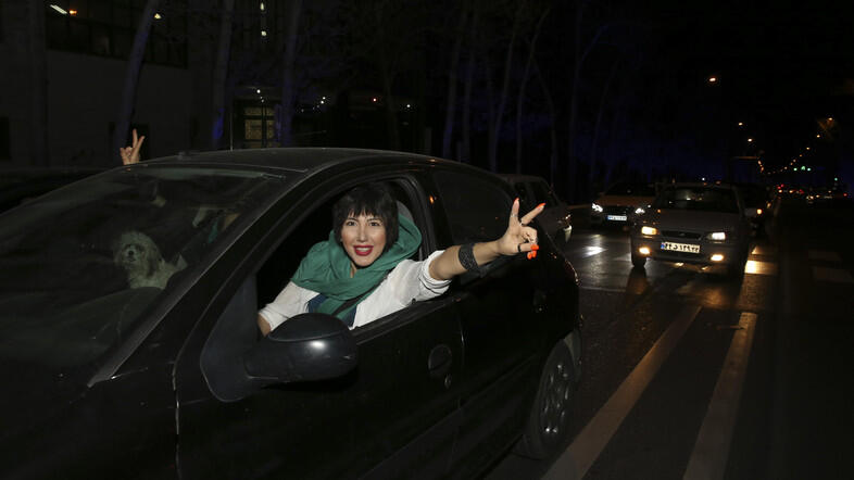 Iran Sita Puluhan Ribu Mobil karena Sopir Wanita Pakai Hijab Tak Layak