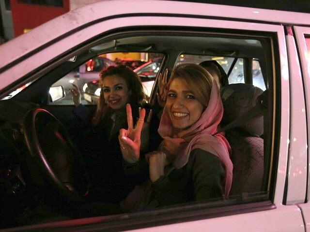 Iran Sita Puluhan Ribu Mobil karena Sopir Wanita Pakai Hijab Tak Layak